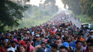 Des Honduriens de la "caravane" des migrants sur une route reliant Ciudad Hidalgo à Tapachula au Mexique, le 21 octobre 2018 [Pedro Pardo                     / AFP]