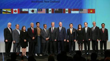 Le Premier ministre néo-zélandais John Key (6e d) entouré des représentants des 12 pays signataires de l'accord de partenariat transpacifique (TTP), le 3 février à Auckland [MICHAEL BRADLEY / AFP]
