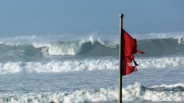 Le drapeau rouge hissé sur une plage de Mimizan, sur la Côte basque, au lendemain d'une tempête, le 7 janvier 2014 [Nicolas Tucat / AFP]
