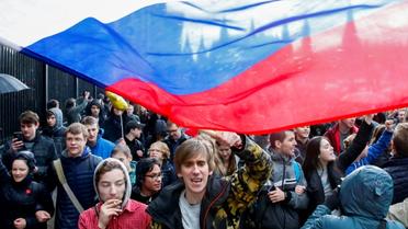 Des partisans de l'opposant Alexeï Navalny, actuellement en prison, manifestent à Moscou le jour des 65 ans du président Vladimir Poutine, le 7 octobre 2017 [Maxim ZMEYEV / AFP]