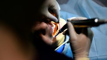Un patient chez un dentiste, le 4 décembre 2015 à Paris [LOIC VENANCE / AFP]