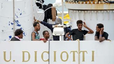Des migrants à bord du navire des garde-côtes italiens, le Diciotti, le 23 août 2018 [Giovanni ISOLINO / AFP]