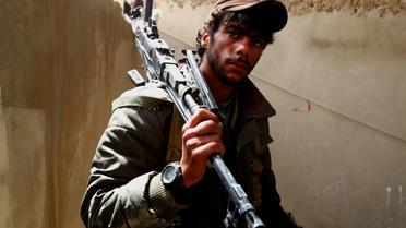 Un combattants des Forces démocratiques syriennes (FDS), alliance de combattants kurdes et arabes qui lutte contre le groupe État islamique (EI) en Syrie, le 30 avril 2017 à Tabqa [DELIL SOULEIMAN / AFP]