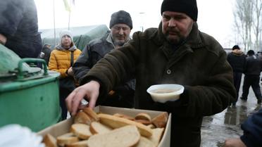 Distribution de nourriture à Avdiivka, dans la région de  Donetsk, le 5 février 2017  [Aleksey FILIPPOV / AFP]