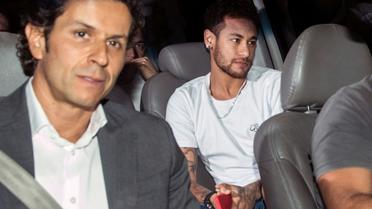 La superstar Neymar en route vers l'hôpital de Belo Horizonte, le 2 mars 2018 afin d'y être opéré du pied  [NELSON ALMEIDA / AFP/Archives]