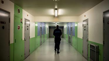 Un surveillant pénitentiaire marche dans les couloirs de la prison de Bourg-en-Bresse, le 27 novembre 2018 [JEFF PACHOUD / AFP/Archives]