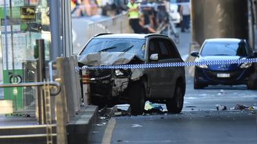 Un SUV blanc (g) accidenté sur la chaussée, après qu'une voiture a foncé sur des piétons, le 21 décembre 2017 à Melbourne, en Australie [Mal Fairclough / AFP]