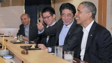 Le Premier ministre japonais Shinzo Abe (2eG) et le président américain Barack Obama (D) dans un restaurant de sushis à Tokyo le 23 avril 2014 [Bureau de presse du Premier ministre japonais / AFP]