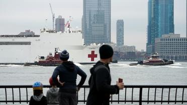 Le navire-hôpital militaire USNS Comfort arrive à Manhattan le 30 mars 2020, pour soulager les hôpitaux new-yorkais débordés par l'épidémie de coronavirus [Bryan R. Smith / AFP]