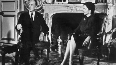 Valéry Giscard d'Estaing, accompagné de sa femme Anne-Aymone, s'apprête à adresser ses voeux présidentiels aux Français, le 31 décembre 1975 à l'Elysée [ / AFP/Archives]