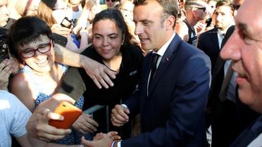 Emmanuel Macron s'offre un bain de foule vendredi 19 juillet 2019 à Pau à l'occasion de l'arrivée d'une étape du Tour de France [Bob EDME / POOL/AFP]