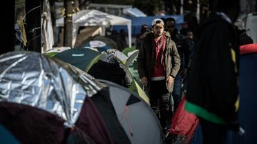 Des migrants dans des tentes igloo qui se multiplient le 27 octobre 2016 à Paris [PHILIPPE LOPEZ / AFP]