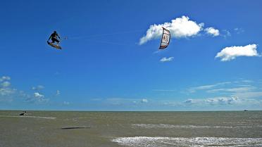 Un kitesurfer  [Carl de Souza / AFP/Archives]