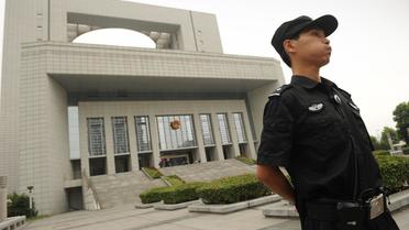 Un policier devant un tribunal à Hefei, dans la province de l'Anhui [Peter Parks / AFP/Archives]