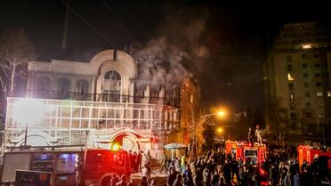 Des manifestants iraniens incendient une partie de l'ambassade saoudienne à Téhéran, le 2 janvier 2016 [MOHAMMADREZA NADIMI / ISNA/AFP/Archives]