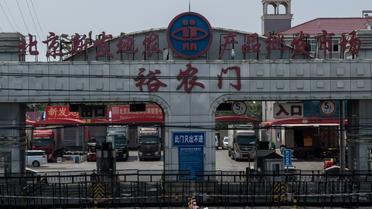 L'entrée du marché de Xinfadi, fermé depuis l'apparition de nouveau cas de coronavirus, le 19 juin 2020 à Pékin [NICOLAS ASFOURI / AFP]