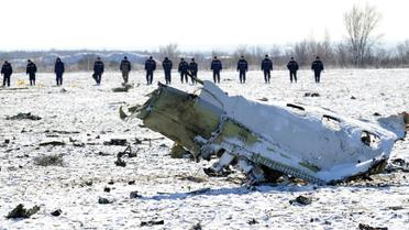Des enquêteurs russes inspectent le 20 mars 2016 à l'aéroport de Rostov-sur-le-Don, les débris de l'avion flydubai qui s'est écrasé dans la nuit de vendredi à samedi [STR / AFP]