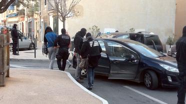 Photo tirée d'une vidéo, le 27 janvier 2015, montrant des policiers du GIPN arrêtant une personne lors d'une opération antijihadiste à Lunel, dans l'Hérault [CAROLINE ROSSIGNOL / AFP/Archives]