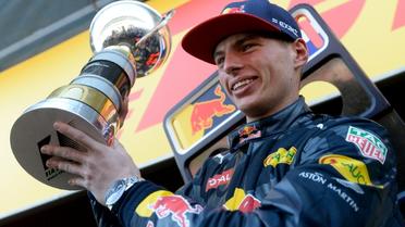 Le Néerlandais Max Verstappen (Red Bull), 18 ans, brandit son trophée après la 1re victoire de sa carrière au GP d'Espagne à Montmelo, le 15 mai 2016 [JOSEP LAGO / AFP]