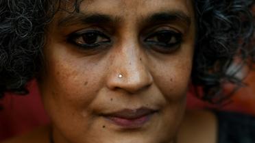 L'auteure indienne Arundhati Roy lors d'un interview avec l'AFP à New Delhi, le 8 décembre 2017. [MONEY SHARMA / AFP]