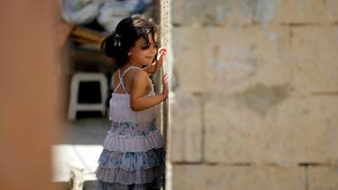 Une petite Syrienne dans un camp de réfugiés non officiel à Tripoli, dans le nord du Liban, le 2 septembre 2015 [JOSEPH EID / AFP]