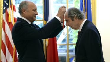 L'écrivain Philip Roth avait été fait   commandeur de la Légion d'honneur le 27 septembre 2013 par Laurent Fabius, alors ministre des Affaires étrangères [Timothy A. CLARY / AFP/Archives]