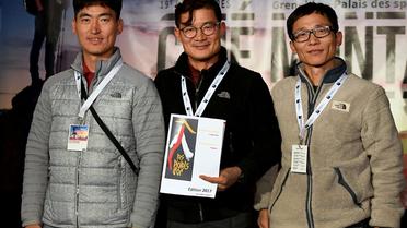 L'alpiniste sud-coréen Kim Chang-ho (centre), et ses camarades Ho Seok-mun (g) et Park Joung-yong (d) lors d'une remise de médaille à Grenoble, le 8 novembre 2017 [JEAN-PIERRE CLATOT / AFP/Archives]
