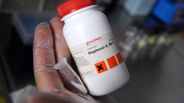 Un scientifique tient une bouteille contenant du bisphénol A [Remy Gabalda / AFP/Archives]