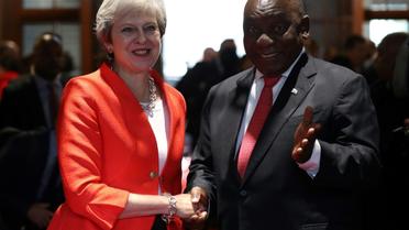 La Première ministre Theresa May est saluée par le président sud-africain Cyril Ramaphosa au Cap le 28 août 2018, première étape d'une tournée de la dirigeante britannique en Afrique. [MIKE HUTCHINGS / POOL/AFP]