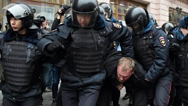 Arrestation de manifestants d'opposition, le 2 avril 2017 à Moscou [VASILY MAXIMOV  / AFP]