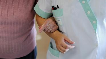 Près des deux tiers des personnes hospitalisées à la mi-décembre sont âgées de 80 ans et plus [JEAN-SEBASTIEN EVRARD / AFP/Archives]