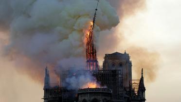 La flèche de Notre-Dame en flammes se brise, le 15 avril 2019 à Paris [Geoffroy VAN DER HASSELT / AFP/Archives]