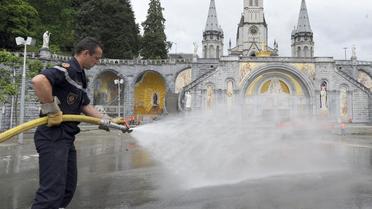 Un pompier réalise des opérations de nettoyage après les inondations à Lourdes, le 20 juin 2013 [Pascal Pavani / AFP/Archives]