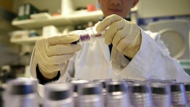 Un technicien manipule un échantillon de sang au laboratoire andidopage de Châtenay-Malabry (Hauts-de-Seine), le 15 décembre 2015 [FRANCK FIFE / AFP/Archives]