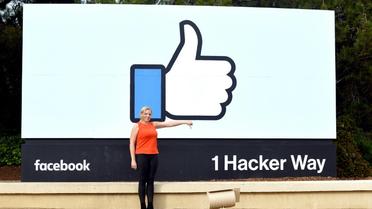 Facebook a présenté dimanche dans la presse britannique ses excuses et les "regrets" de son patron Mark Zuckerberg [JOSH EDELSON / AFP]