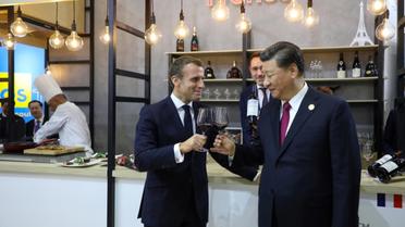 Le président français Emmanuel Macron et son homologue chinois Xi Jinping visitent le pavillon français à la Foire internationale des importations à Shanghai, le 5 novembre 2019 [ludovic MARIN / AFP]