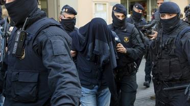 Photo archives de la police espagnole procédant à l'arrestation de jihadistes présumés à Barcelone, le 25 avril 2017. [JOSEP LAGO / AFP/Archives]