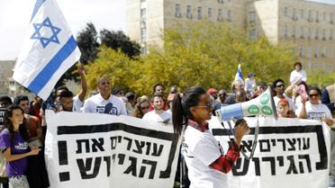 Des migrants africains et des Israéliens manifestent devant les bureaux du Premier ministre Benjamin Netanyahu à Jérusalem, contre la volonté affichée du gouvernement d'expulser des milliers de migrants, le 3 avril 2018 [MENAHEM KAHANA / AFP]