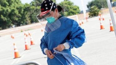 Une infirmière sur un site de dépistage du nouveau coronavirus à Inglewood en Californie le 27 avril 2020 [VALERIE MACON / AFP]
