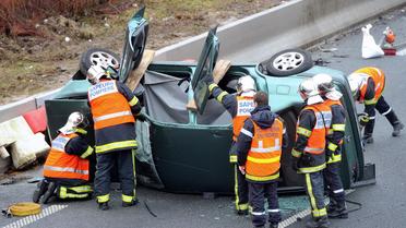 Des pompiers portent secours à un automobiliste accidenté [Philippe Huguen / AFP/Archives]