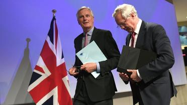 Le négociateur en chef européen pour le Brexit Michel Barnier et David Davis, ministre britannique chargé du Brexit, à Bruxelles le 19 juin 2017. [EMMANUEL DUNAND / AFP/Archives]