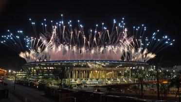 Des feux d'artifice au-dessus du stade  Maracana lors de la cérémonie d'ouverture des jeux Olympiques de Rio de Janeiro le 5 août 2016 [Luis Acosta / AFP]