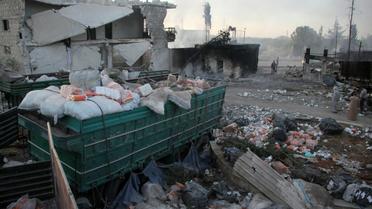 Des sacs d'aide humanitaire éventrés et éparpillés après un raid aérien, le 20 septembre 2016à Orum al-Koubra, près d'Alep, en Syrie [Omar haj kadour / AFP]