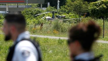 L'hélicoptère Alouette II abandonné à Gonesse, dans le Val d'Oise, après l'évasion par les airs de Redoine Faïd, le 1er juillet 2018 de la prison de Réau, en Seine-et-Marne [GEOFFROY VAN DER HASSELT / AFP]