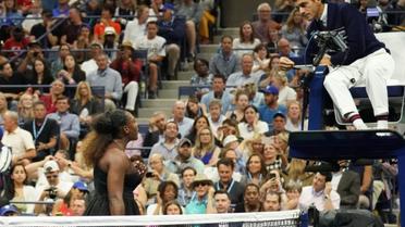 Serena Williams s'emporte contre l'arbitre Carlos Ramos lors de la finale dames de l'US Open, samedi à New York. [TIMOTHY A. CLARY / AFP]