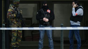Des policiers et un soldat belges, duran l'audition de Mohamed Abrini, au palais de justice de Bruxelles, le 14 avril 2016. [JOHN THYS / AFP]
