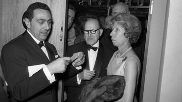 Marcel Dassault (au centre) et sa femme Madeleine, le 26 mars 1963 à Arles [ / AFP/Archives]