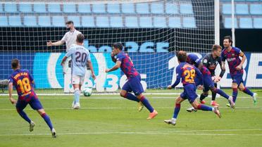 L'attaquant uruguayen Luis Suarez (c) exulte après avoir marqué lors du match de Liga sur le terrain du Celta Vigo, le 27 juin 2020 [STR / AFP]