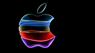 Le logo Apple est projeté sur un grand écran avant la présentation du nouvel iPhyone 11, le 10 septembre 2019 au siège de l'entreprise à Cupertino, en Californie. [Josh Edelson / AFP/Archives]