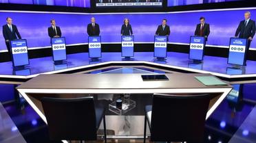 Les sept candidats à la primaire de la droite lors du troisième débat télévisé, le 17 novembre 2016 à Paris [CHRISTOPHE ARCHAMBAULT / POOL/AFP/Archives]